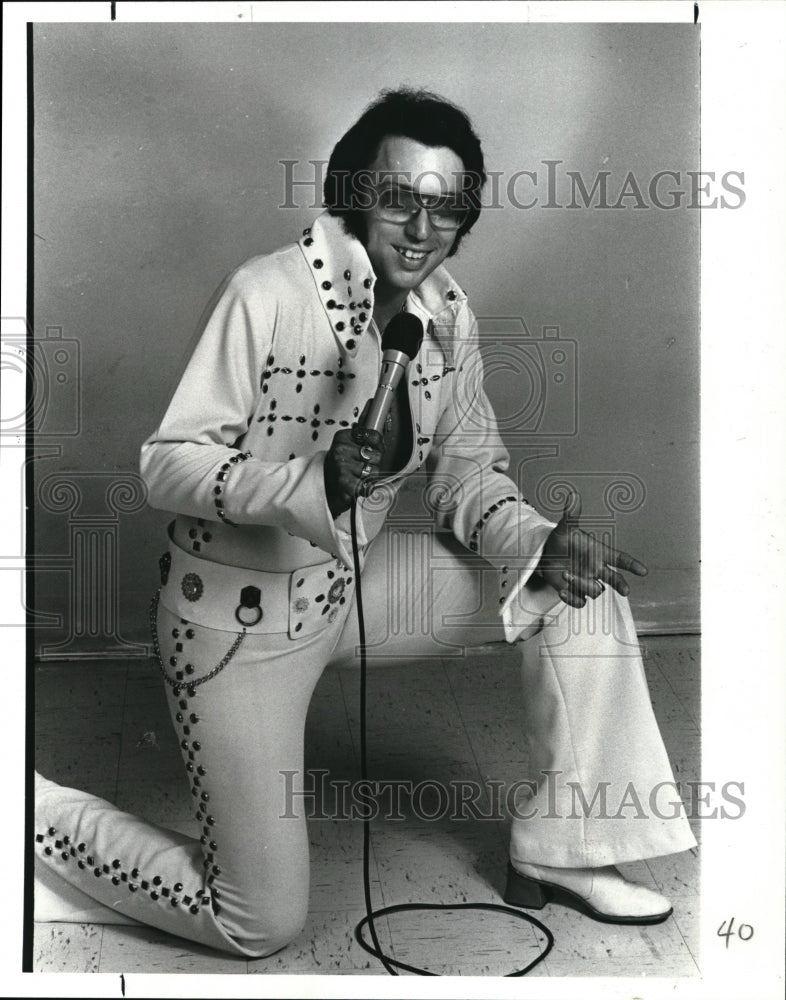 1982 Press Photo Chuck Fisher as Elvis Impesonator- Historic Images