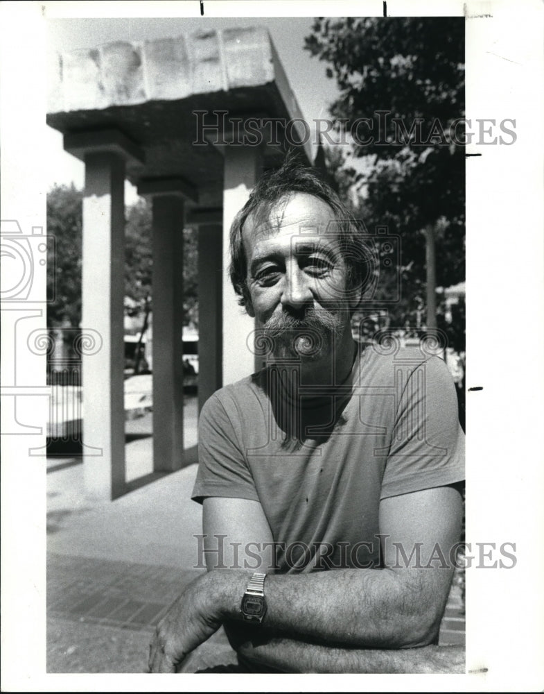 1985 Press Photo Carl Floyd with one of his sculptures at West Side Market  - Historic Images