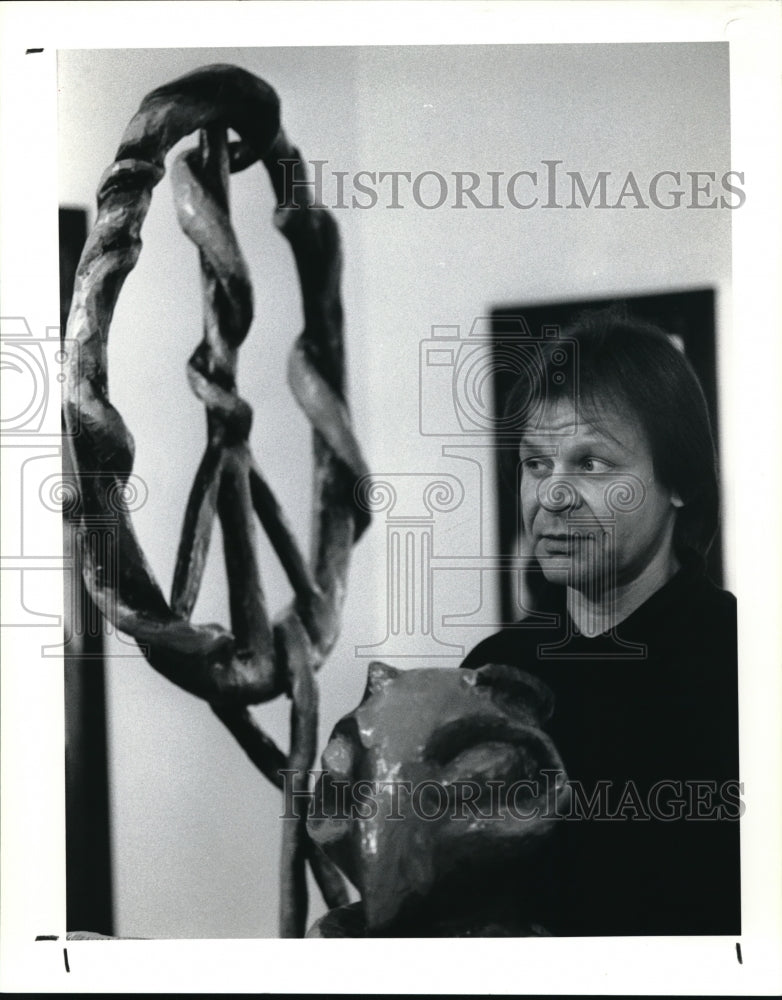 1991 Press Photo Frank Frate with his works Blue Moon Om at East Side Gallery- Historic Images