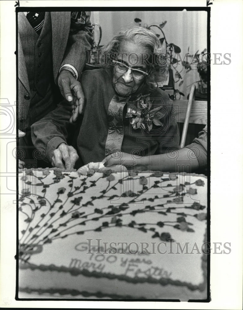 1973 Press Photo Mary Foster cuts her 100th Birthday cake at her Cleveland Home- Historic Images