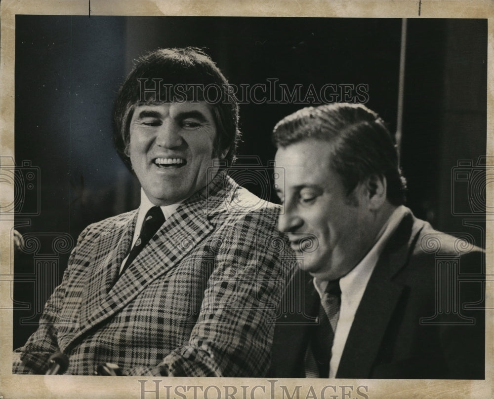 1975 Press Photo Forrest Gregg Coach of Browns and Art Modell- Historic Images