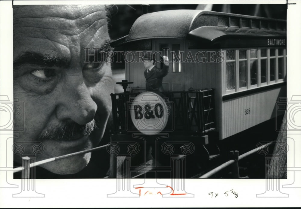 1991 Press Photo Tom Guenther with Baltimore and Railroad Train- Historic Images