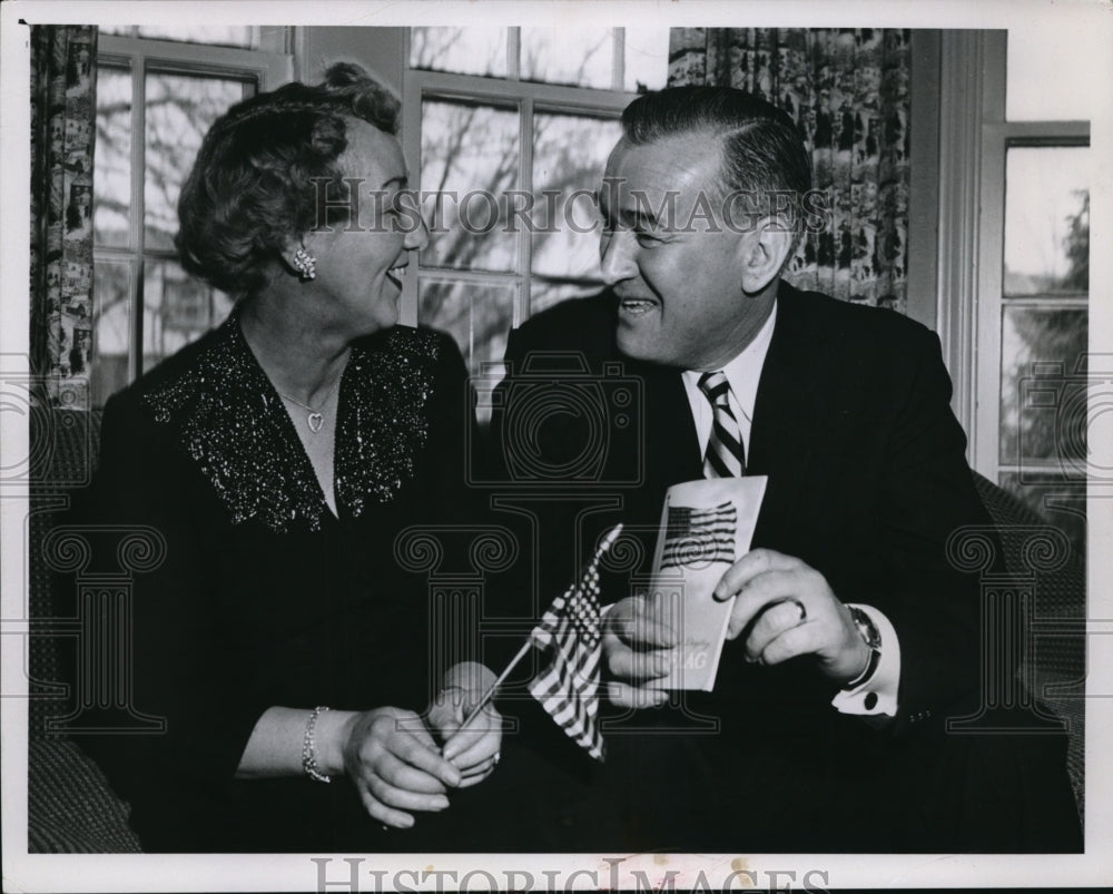 1958 Press Photo Mr. and Mrs. Tom Guthrie, Forest City Employee - cva14949- Historic Images
