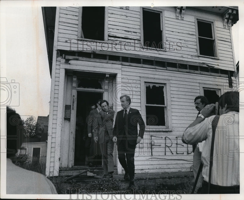Load image into Gallery viewer, 1971 Press Photo Governor John Gilligan and his Councilman Dennis Kucinich
