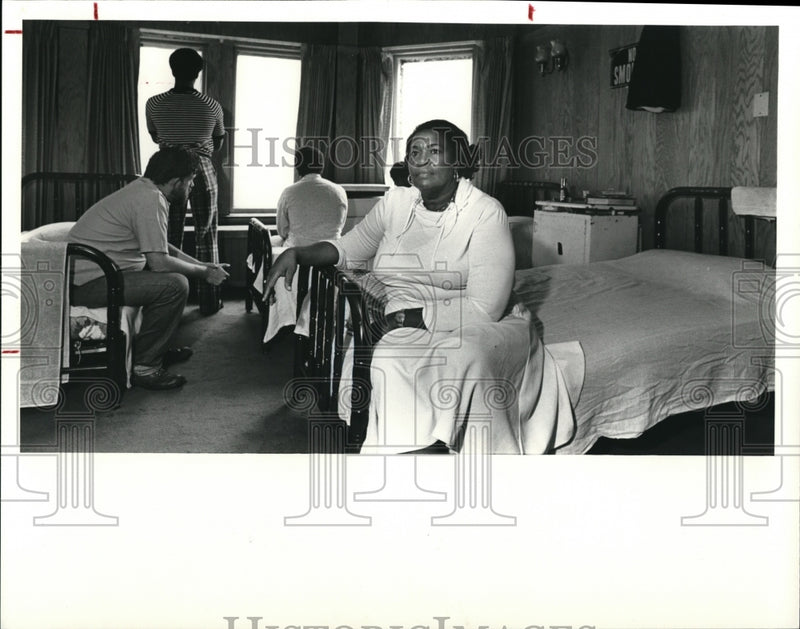 Load image into Gallery viewer, 1980 Press Photo Rev. Doris Gilmer sits in a dormitory in the Alcoholic Rehab
