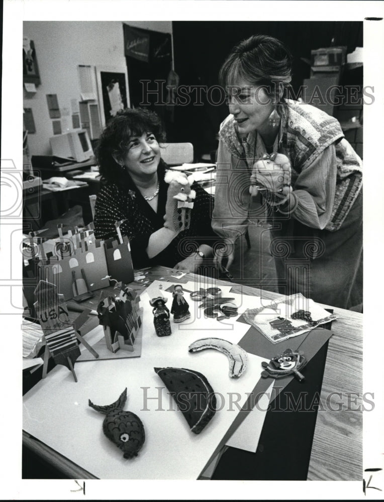 1986 Press Photo Evelyn Greenwald and Phyllis Brody play with hand puppets- Historic Images