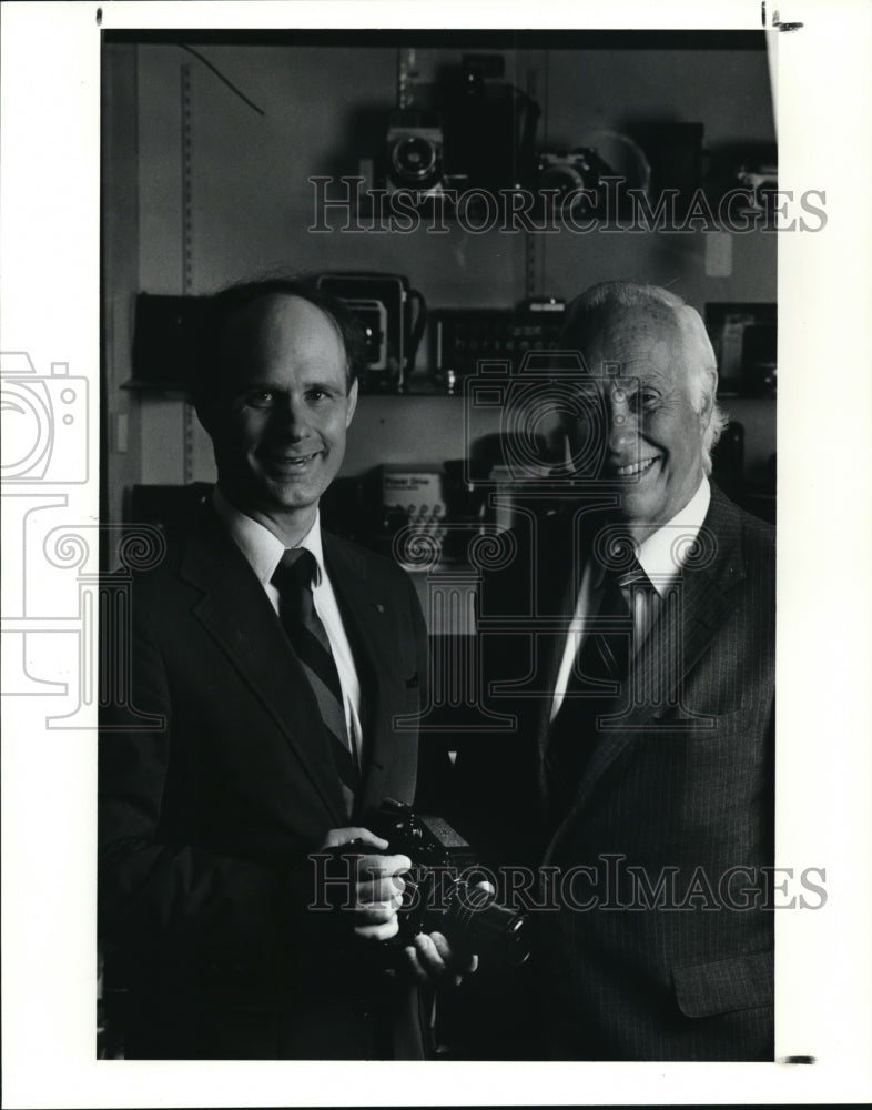 1991 Press Photo Richard Greiner, Jr. and Richard Greiner, Sr. at Dodd Camera- Historic Images