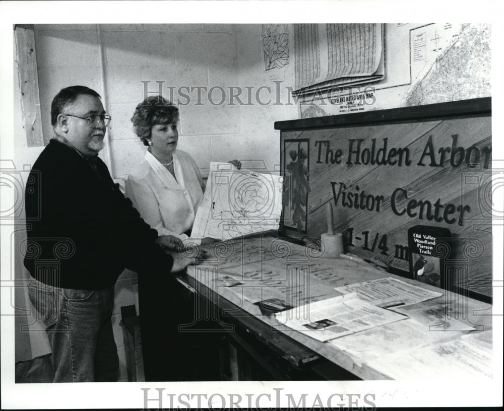 1992 Press Photo Harlan M. Guthrie and wife Christine at the Design Work  Inc. - Historic Images