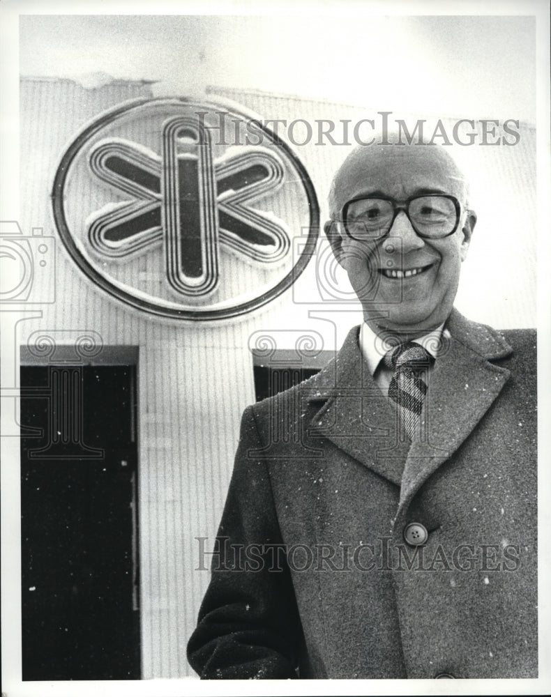 1985 Press Photo Dominic J. Guzzeta with new sign at Old Tank Plant.- Historic Images