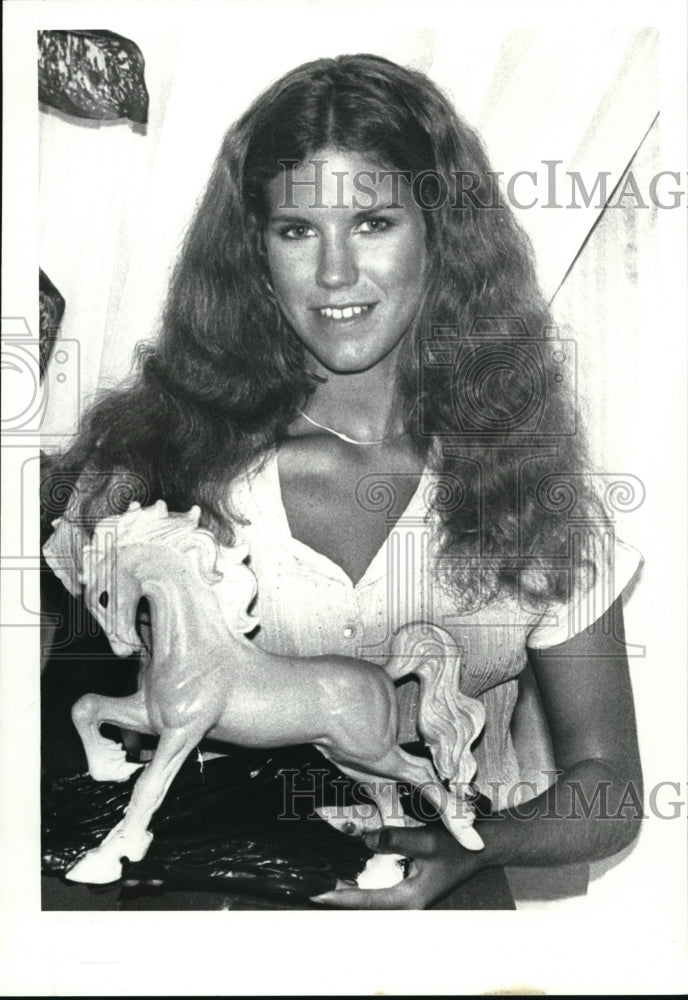 1980 Press Photo Kim hall holding a horse figurine at home- Historic Images