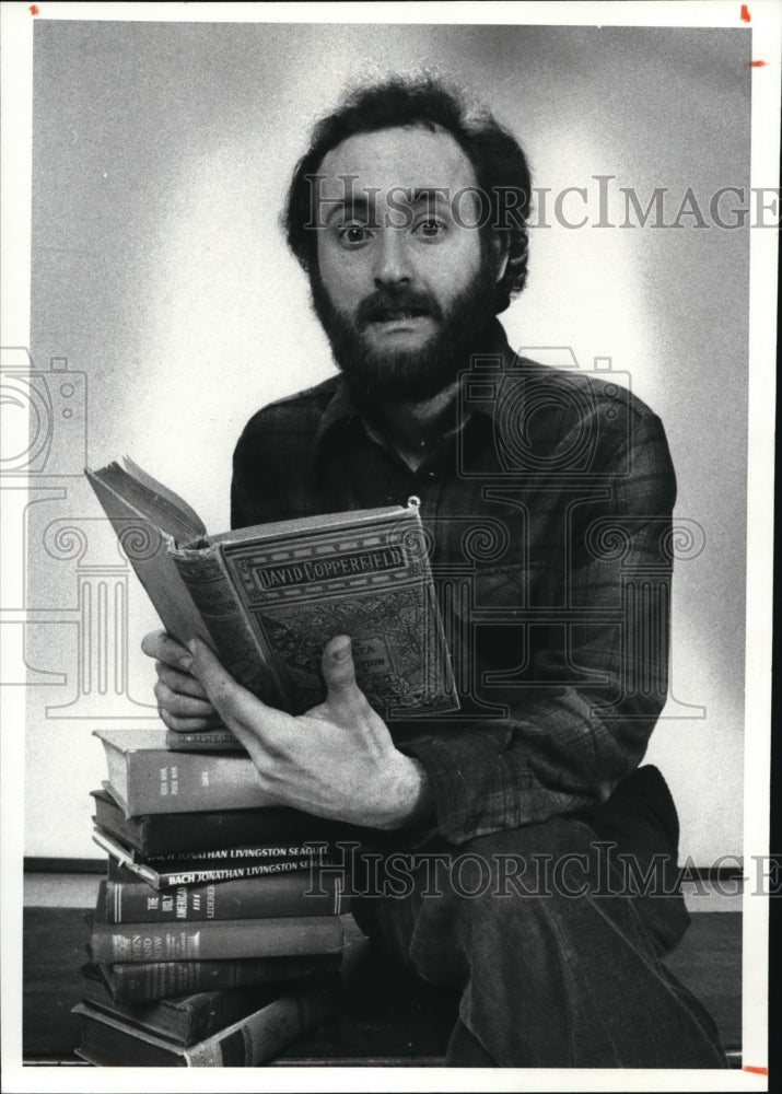 1980 Press Photo Tom Hall of Colchester Road with the old books from the library- Historic Images