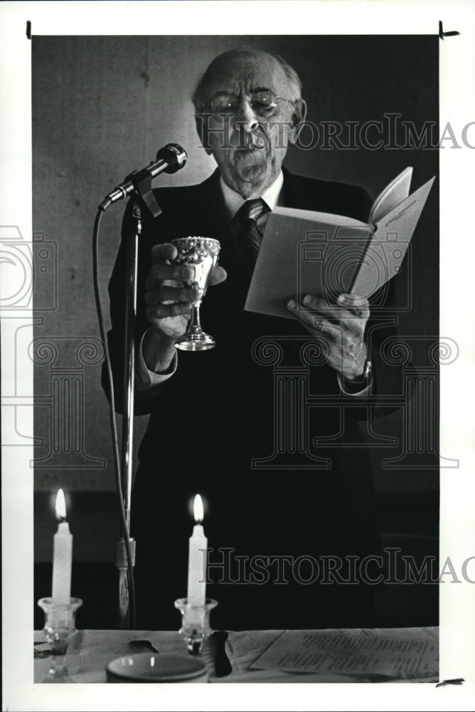 1987 Press Photo Rabbi Alan Green conducts a Jewish passover Seder meal- Historic Images