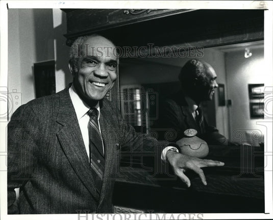 1991 Press Photo Bill Grimes Showing His Art- Historic Images
