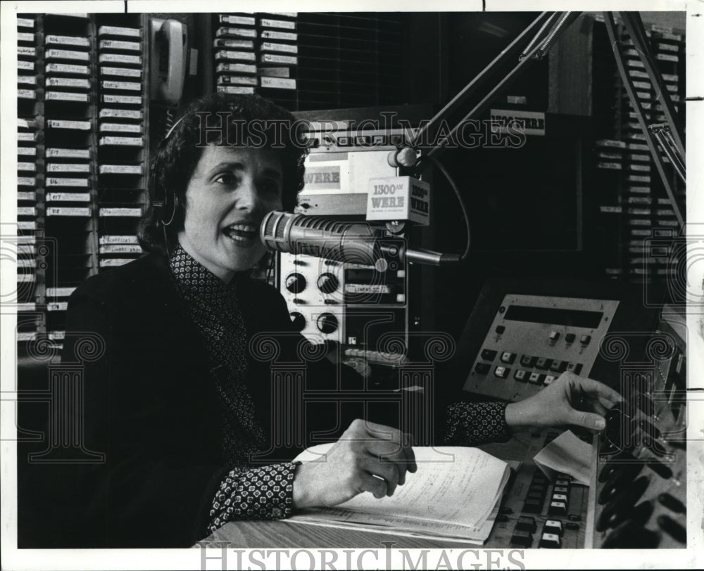 1990 Press Photo Vivian Goodman, News Director WERE-AM- Historic Images