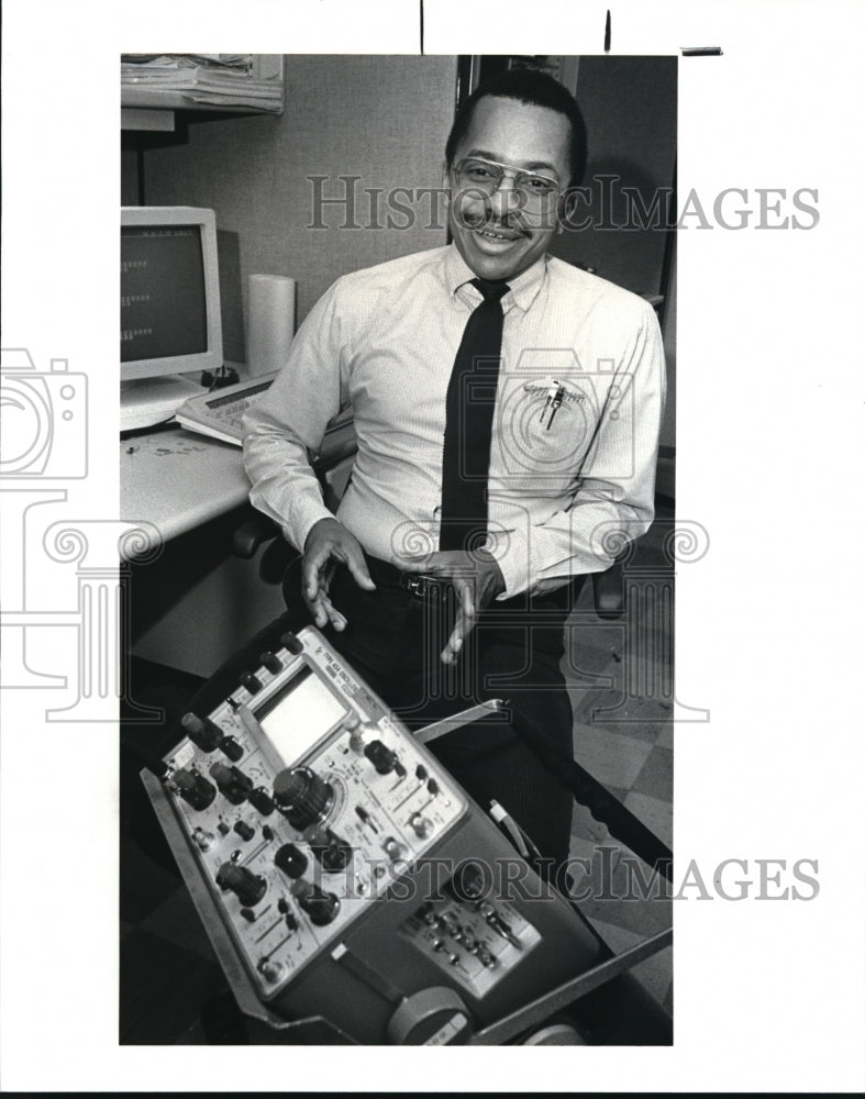 1987 Press Photo Pedro J. Guilamo Engineer at Bailey Controls turtors School- Historic Images