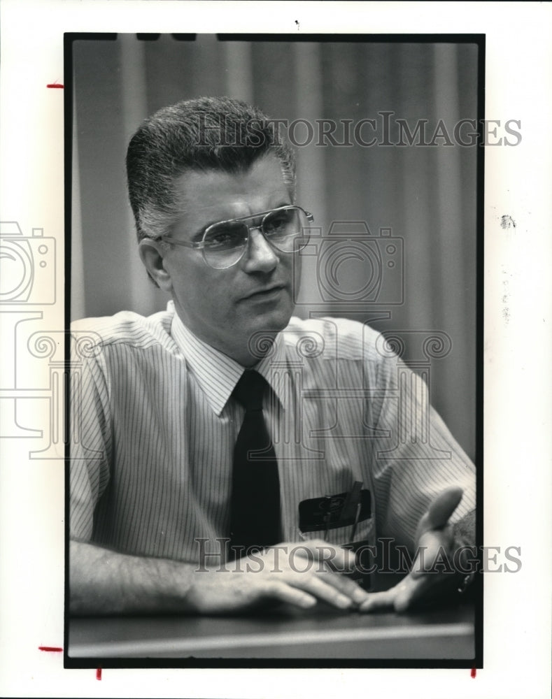 1989 Press Photo Robert Grguric Materail Handling Engineer of Engine Plant - Historic Images