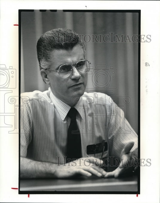 1989 Press Photo Robert Grguric Materail Handling Engineer of Engine Plant - Historic Images
