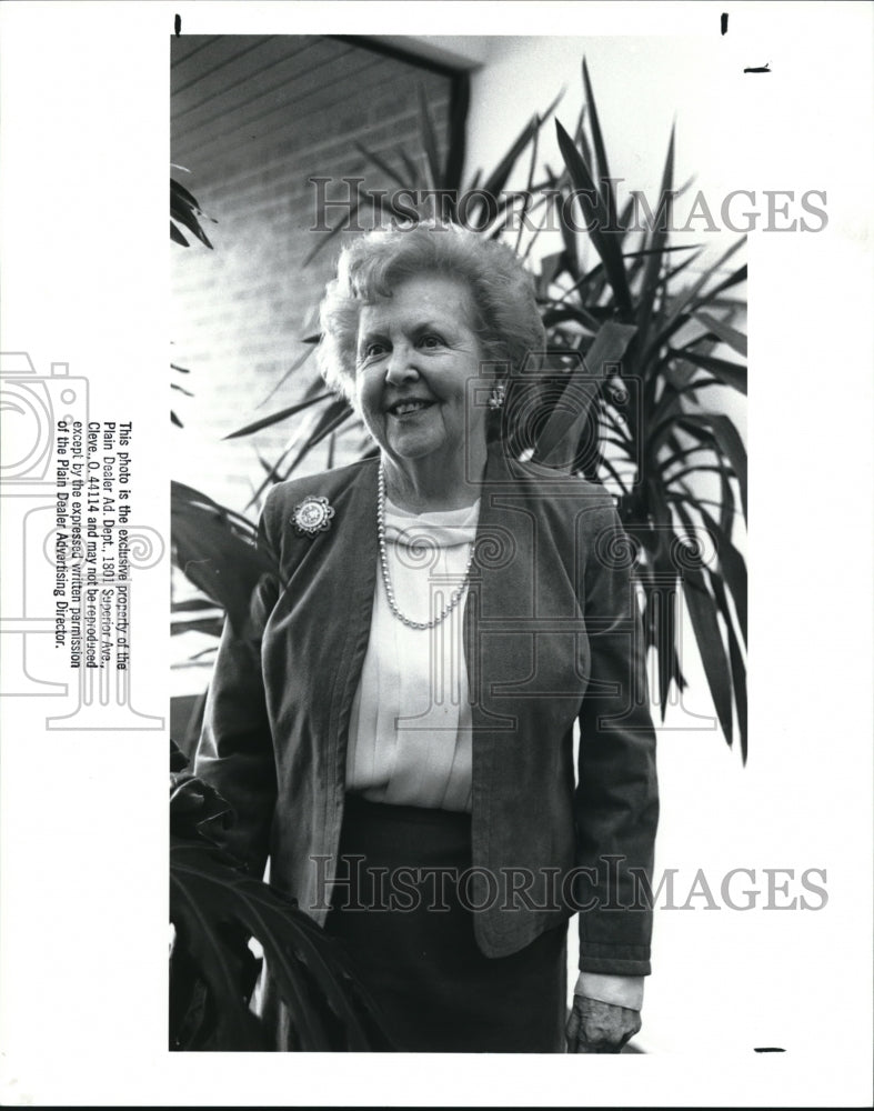 1988 Press Photo Ellen Griffin in Garden Center at Beck&#39;s- Historic Images