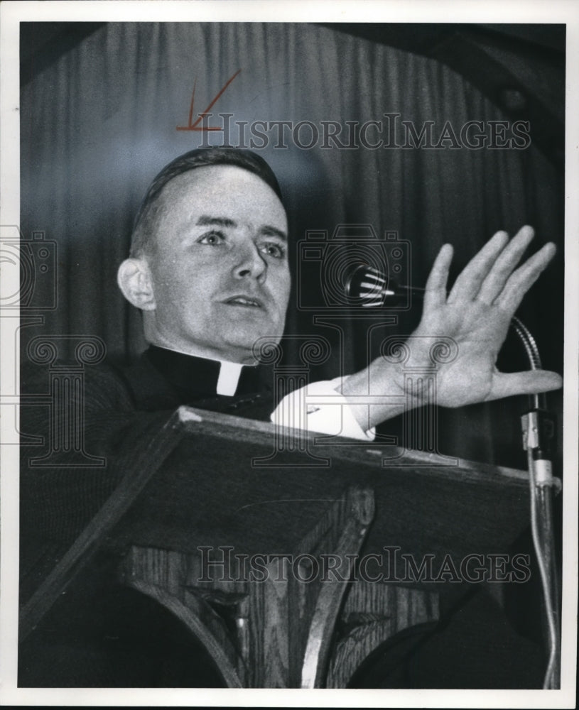 1969 Press Photo Father Andrew Greeley of Chicago- Historic Images