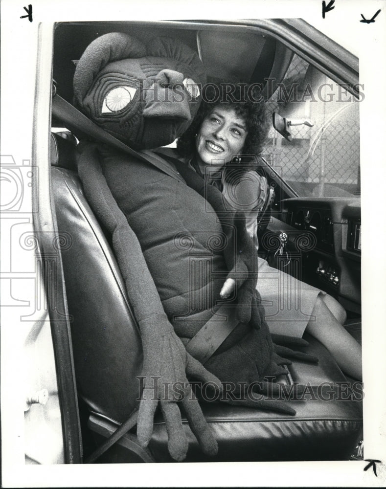 1983 Press Photo Babs Hajdusiewicz Fastens Seat Belt of ET- Historic Images