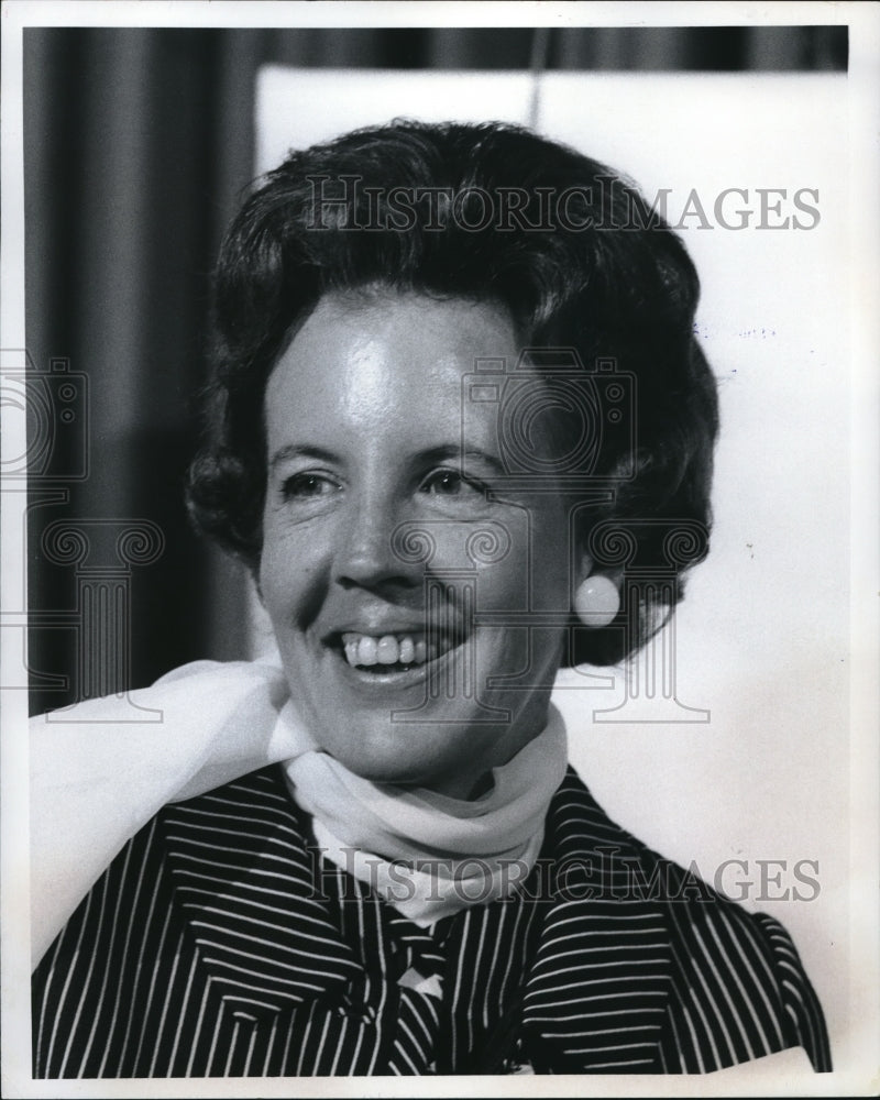 1972 Press Photo Mrs. Patrick Gray III listens to her FBI head as he speaks- Historic Images