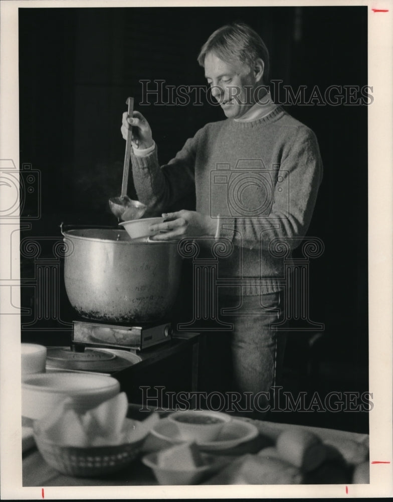 1986 Press Photo Daniel Hathaway Pours Stew at Trinity Cathedral - cva16338