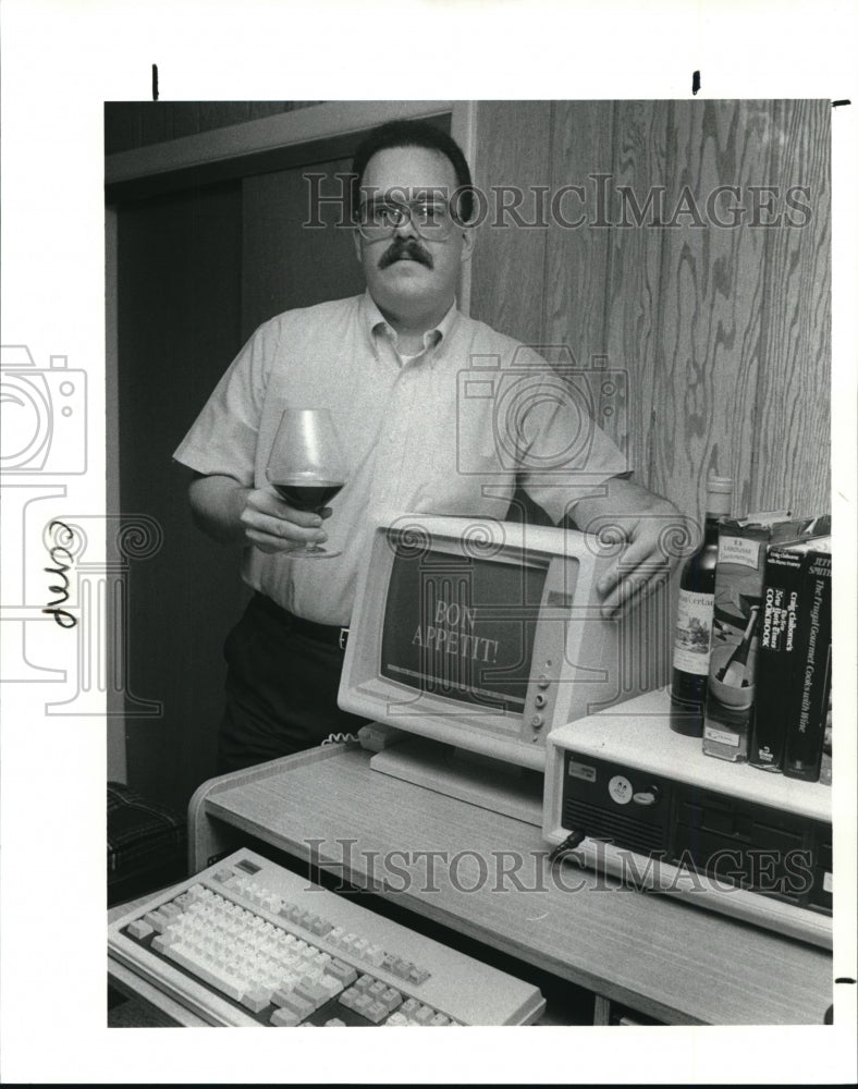 1988 Press Photo Bob Hartman of the Jame Moulton with his computer- Historic Images