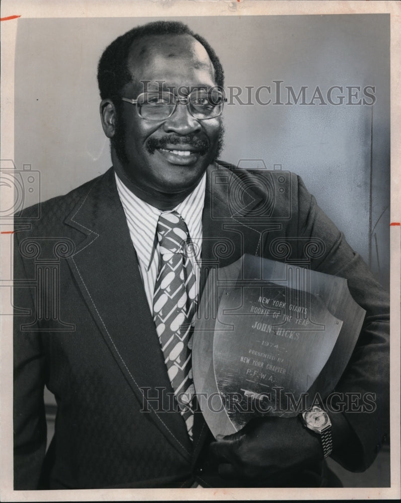 1975 Press Photo William Sonny Harris Holding New York Giants John Hicks Trophy - Historic Images