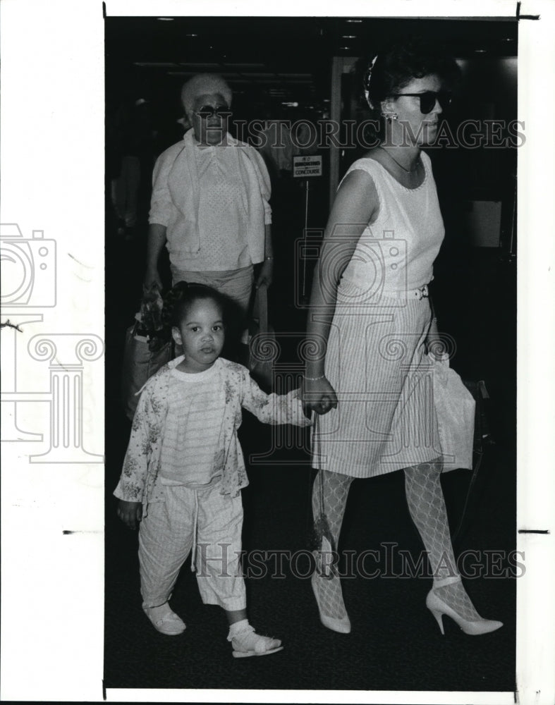 1989 Press Photo Natalie Hart and aunt Tracy Hart andg grandmother Juanita Hart- Historic Images