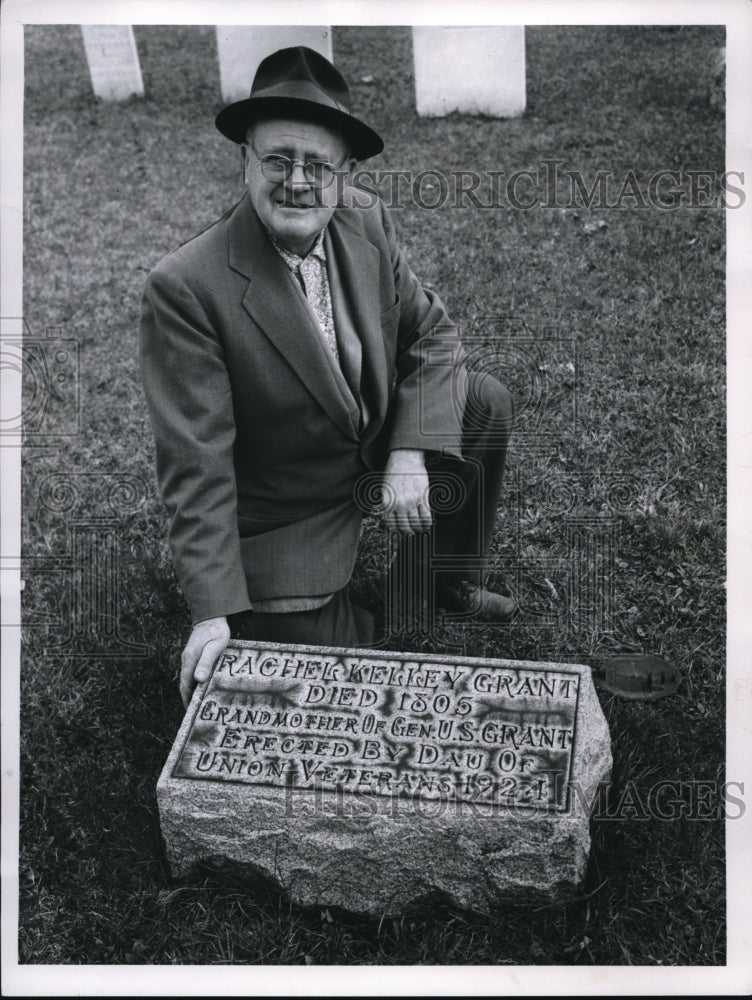 1961 Press Photo Ed Jenkins Historian at US Grant's grandmothers tomb- Historic Images