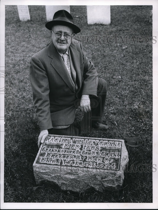 1961 Press Photo Ed Jenkins Historian at US Grant's grandmothers tomb- Historic Images