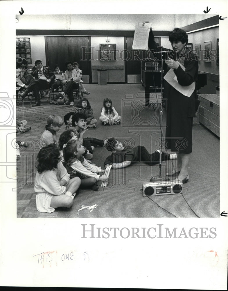 1985 Press Photo Johanna Hurwitz speaks with the children at Jewish Book Mart- Historic Images