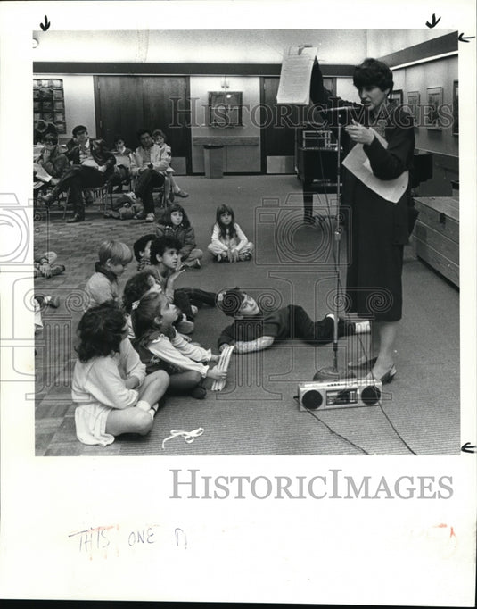 1985 Press Photo Johanna Hurwitz speaks with the children at Jewish Book Mart- Historic Images