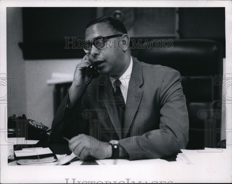 Load image into Gallery viewer, 1968 Press Photo Doctor David G. Hill - cva17493

