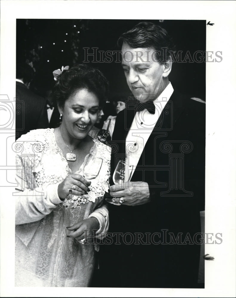 1986 Press Photo Fred and Linda Griffith at the wine auction- Historic Images