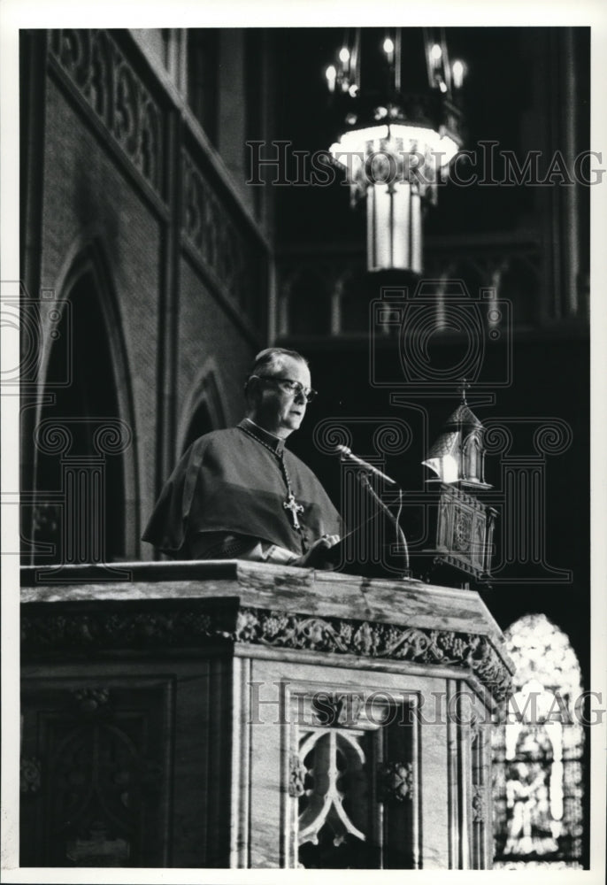 1980 Press Photo Archbishop James A. Hickey giving his farewell address - Historic Images