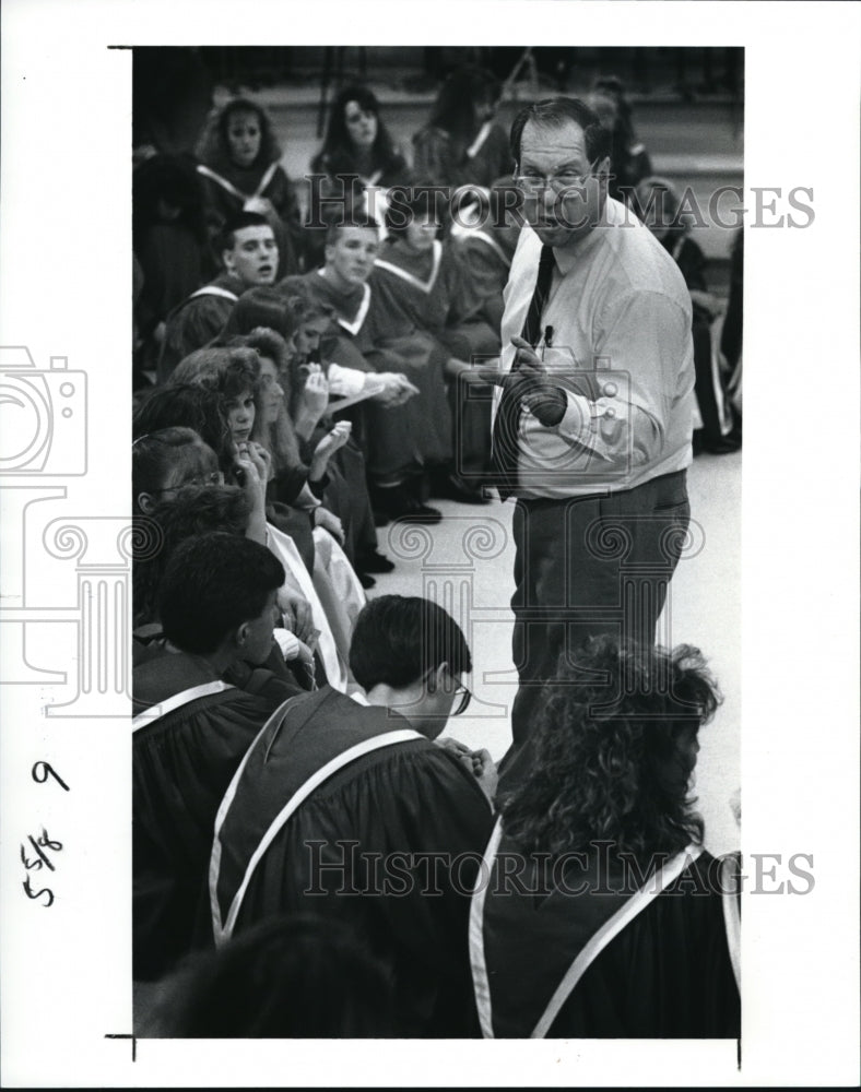 1991 Press Photo Ted Hieronymus practices his members for the holiday show- Historic Images