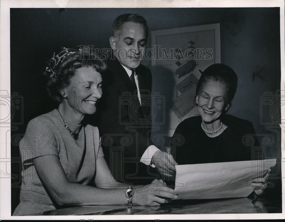 1964 Press Photo Mrs Gilbert W Humphrey checks the Metropolitan Opera seats- Historic Images