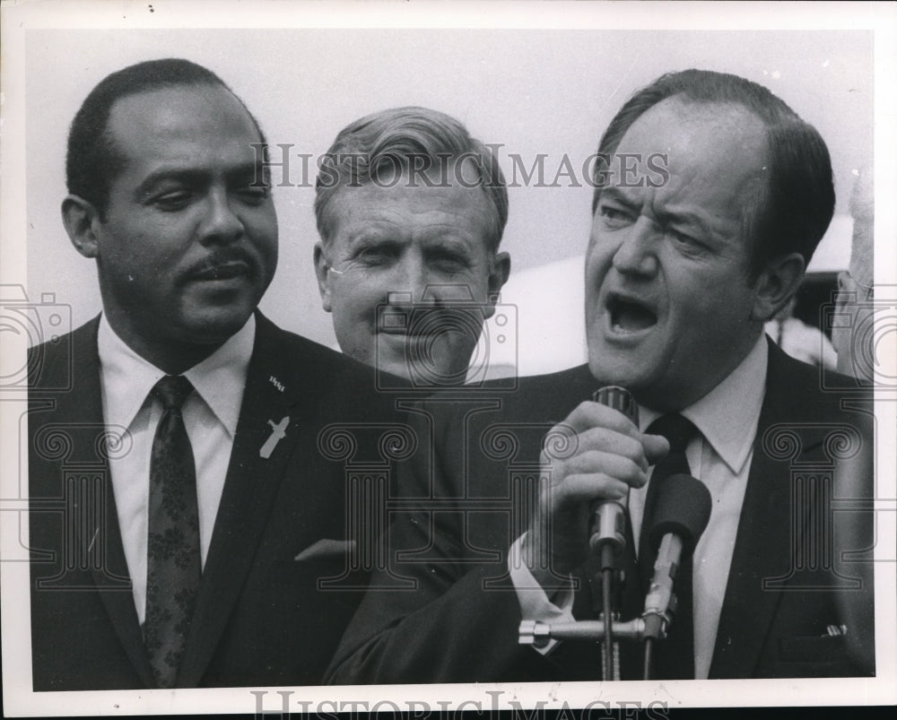 1968 Press Photo Vice Pres Hubert H Humphrey Presidential campaign in Cleveland- Historic Images