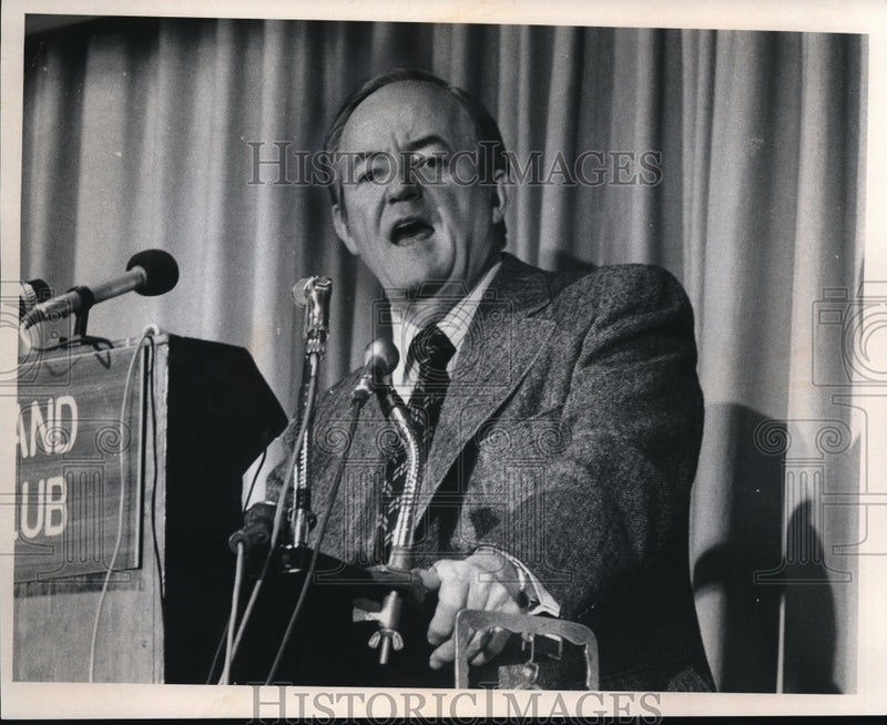 Load image into Gallery viewer, 1972 Press Photo Hubert Humphrey during his 1972 Cleveland visit - cva18076
