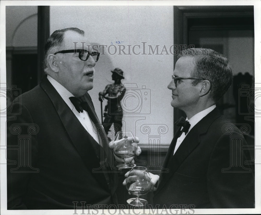1973 Press Photo Harry Jackson of Western Reserve Historical with Allen Ford- Historic Images