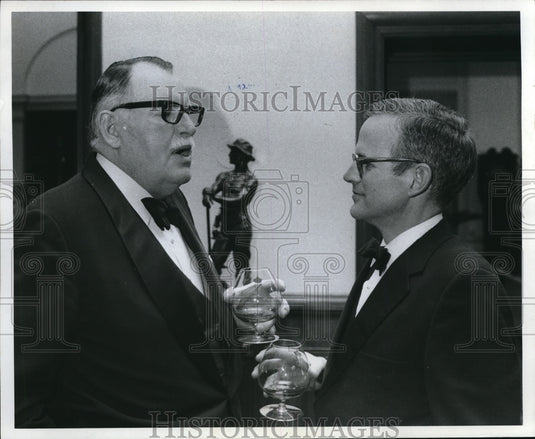 1973 Press Photo Harry Jackson of Western Reserve Historical with Allen Ford- Historic Images