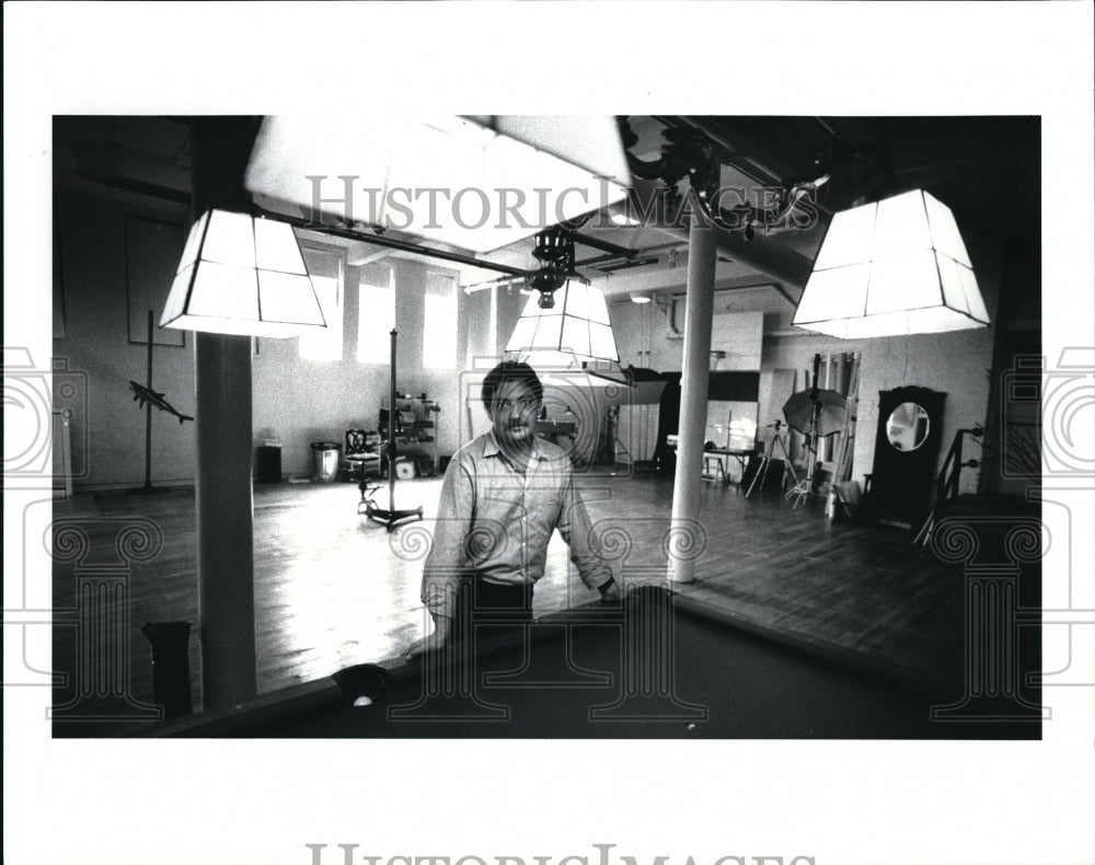 1986 Press Photo Photographer Andrew Gordon in his school gym studio- Historic Images