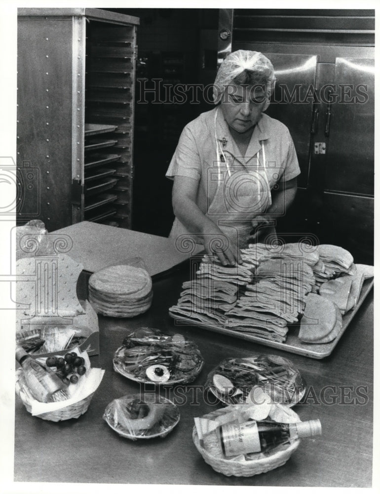 1985 Press Photo Dolores Kaczmarski prepares snacks for Airlines passengers- Historic Images