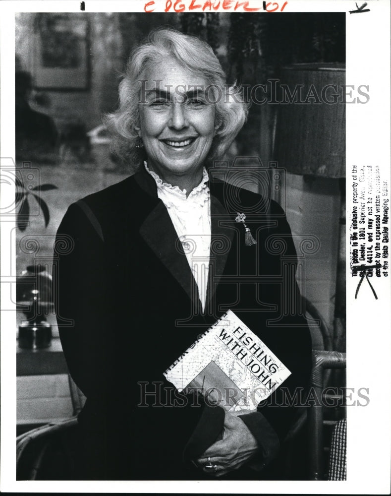 1989 Press Photo Edith Iglauer, Author of Fishing with John- Historic Images