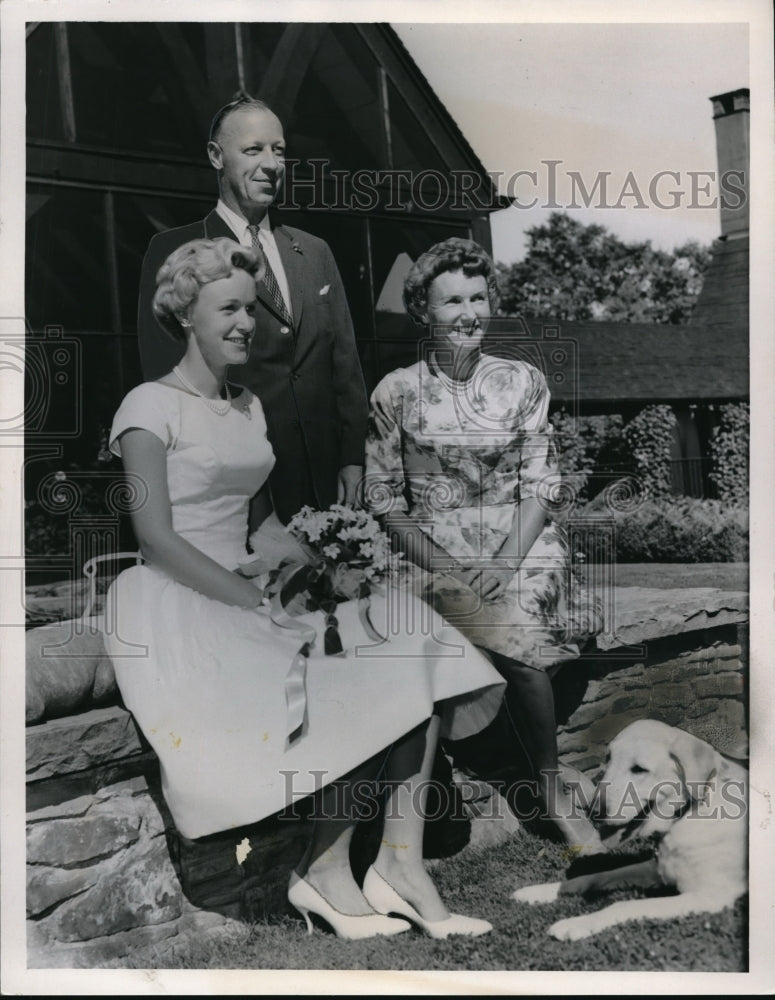 1960 Press Photo Mr. &amp; Mrs. Gilbert Humphrey with the debutante Margaret - Historic Images