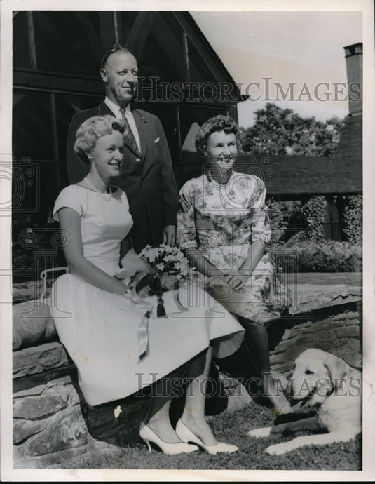 1960 Press Photo Mr. & Mrs. Gilbert Humphrey with the debutante Margaret - Historic Images