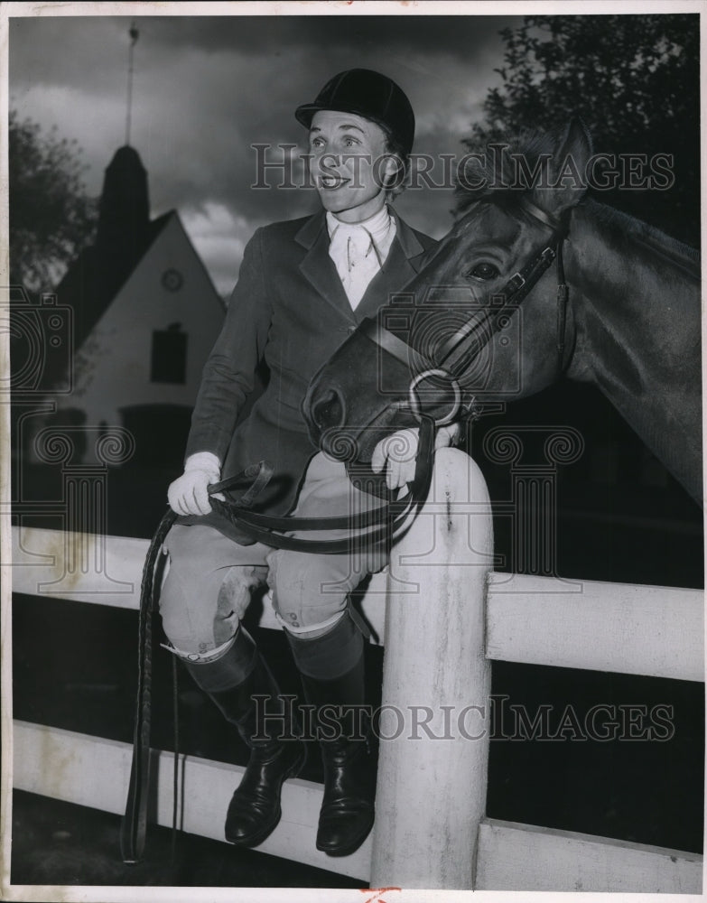 1954 Press Photo Mrs. Gilbert W. Humphrey of Hunting Valley with Kris Kringle- Historic Images