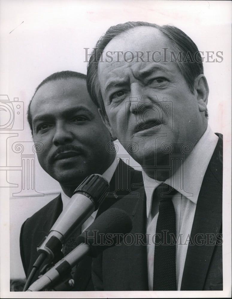 Load image into Gallery viewer, 1968 Press Photo Vice President Hubert H. Humphrey w/ Mayor Carl B. Stokes
