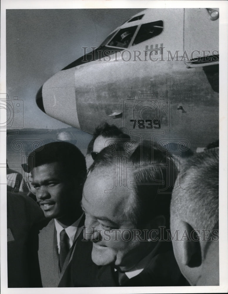 Load image into Gallery viewer, 1968 Press Photo Vice President Hubert H. Humphrey w/ Olympic star Ronnie Harris
